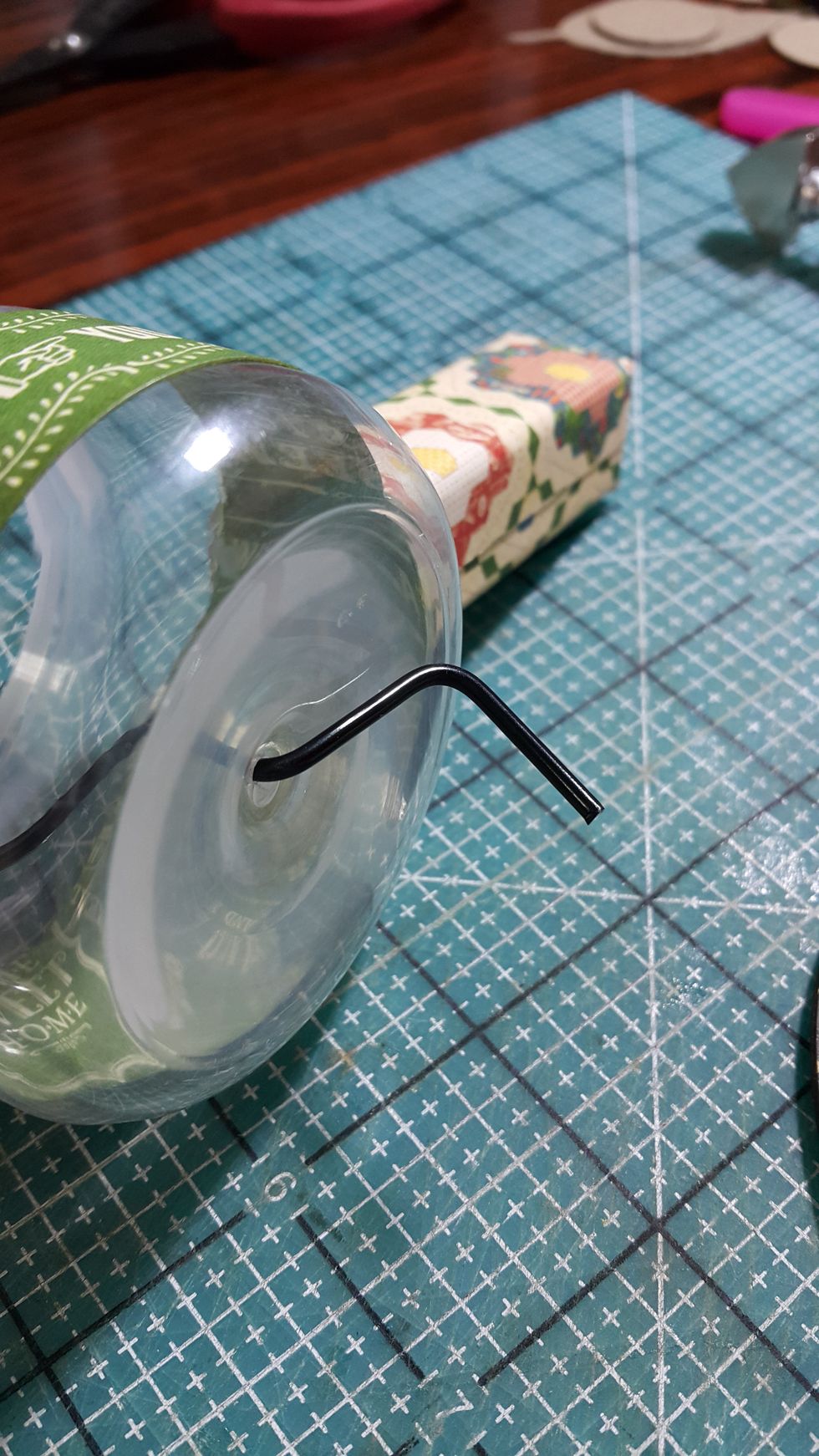 Put through the black wire and turn it into shape, this will be the handle of the fan