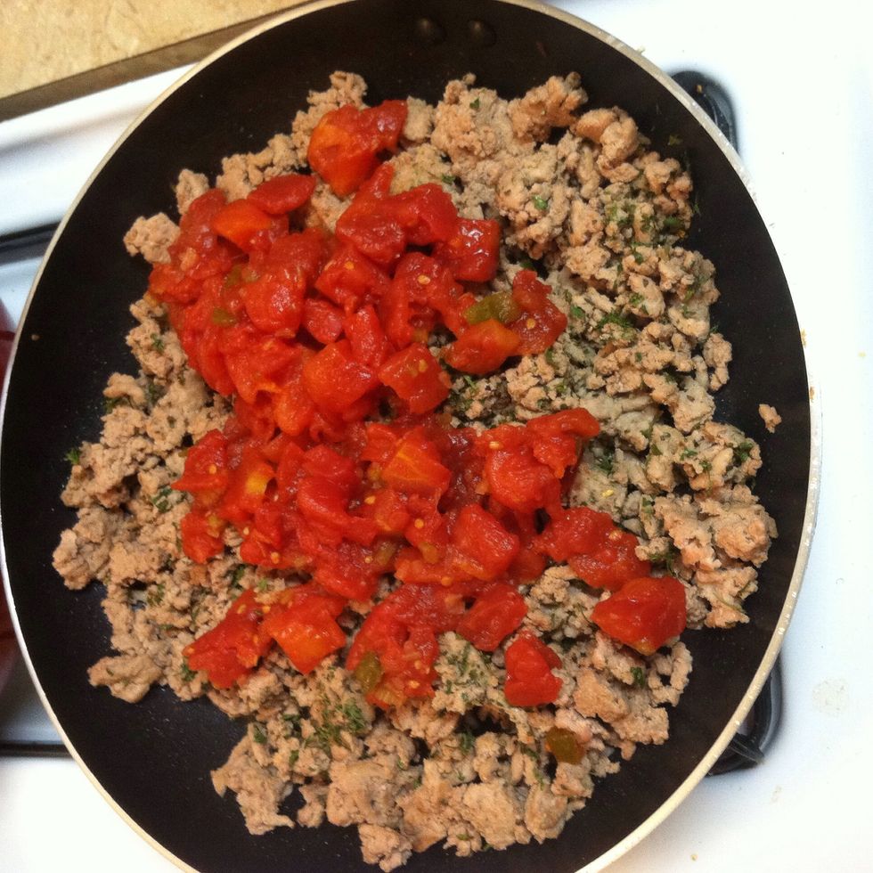 Put tomatoes on top of the seasoned meat.