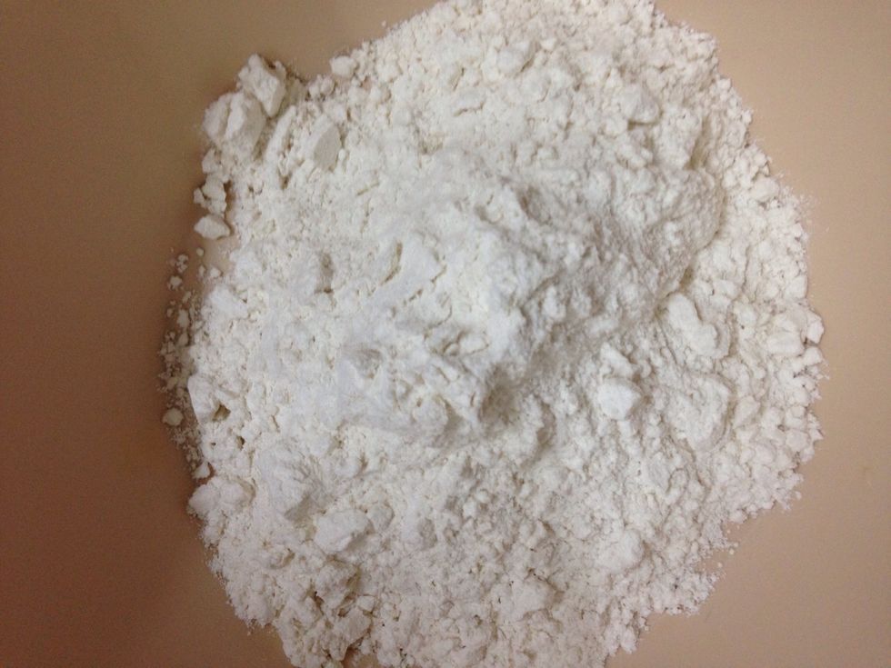 Put two big spoons of flour in a separate bowl, add also two big spoons of icing sugar