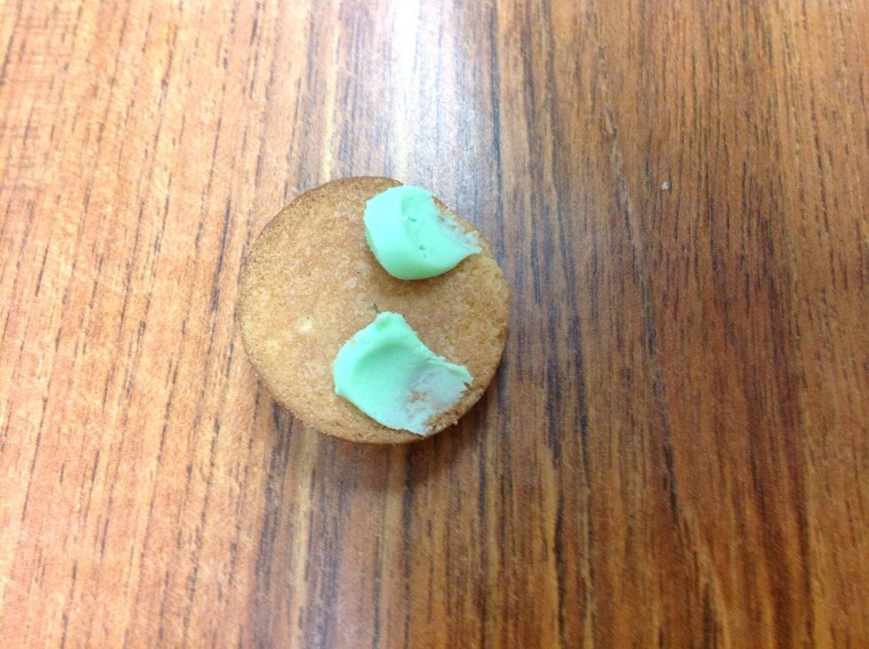 Put two green frosting dots on the bottom vanilla wafer (To look like pickles)