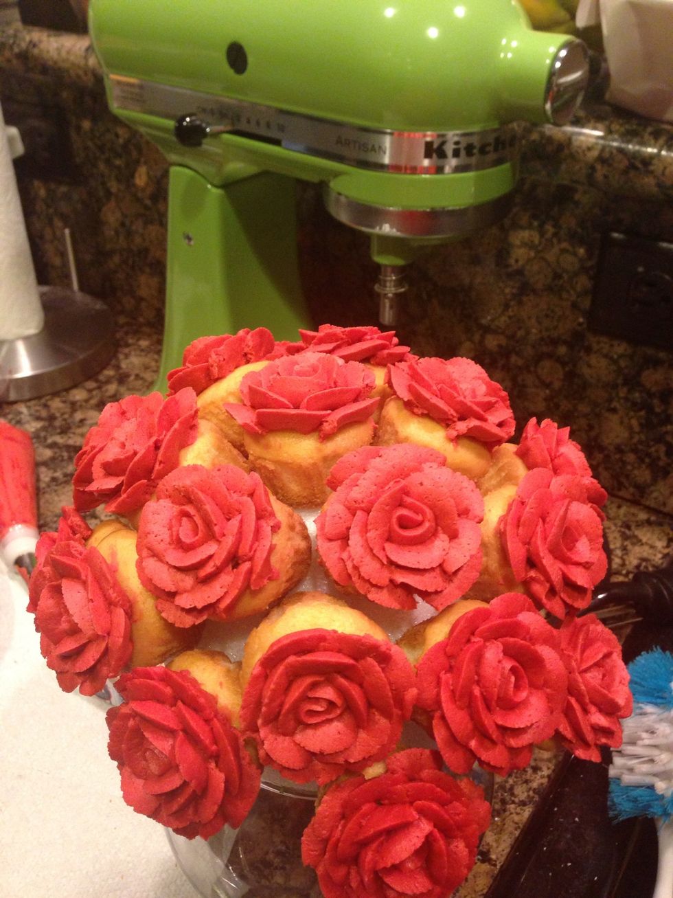 Put up all your cupcakes until cover the whole ball