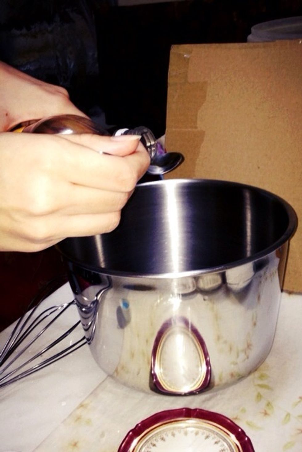 Put Vinegar ( vinegar to remove the smell of eggs nagging)