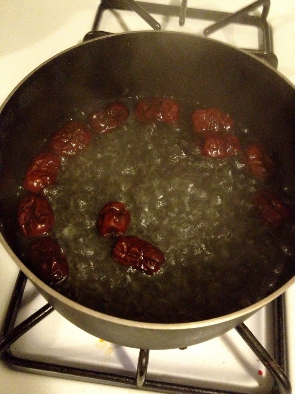 Put water and red dates in a saucepan. Cook over medium-high heat and bring it to a boil. Reduce heat and simmer for about 45 minutes, until about 1 rice bowl of water left.