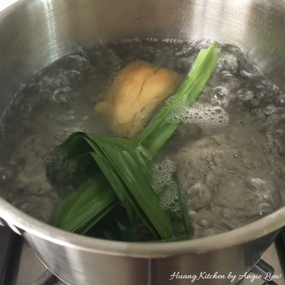 Put water, sugar, crushed ginger and pandan leaves into a pot and bring to a boil.