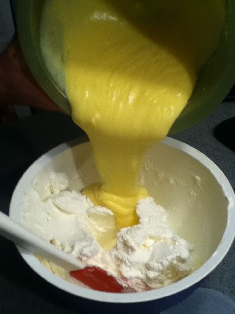 Put whip cream and pudding into a bowl and mix it up