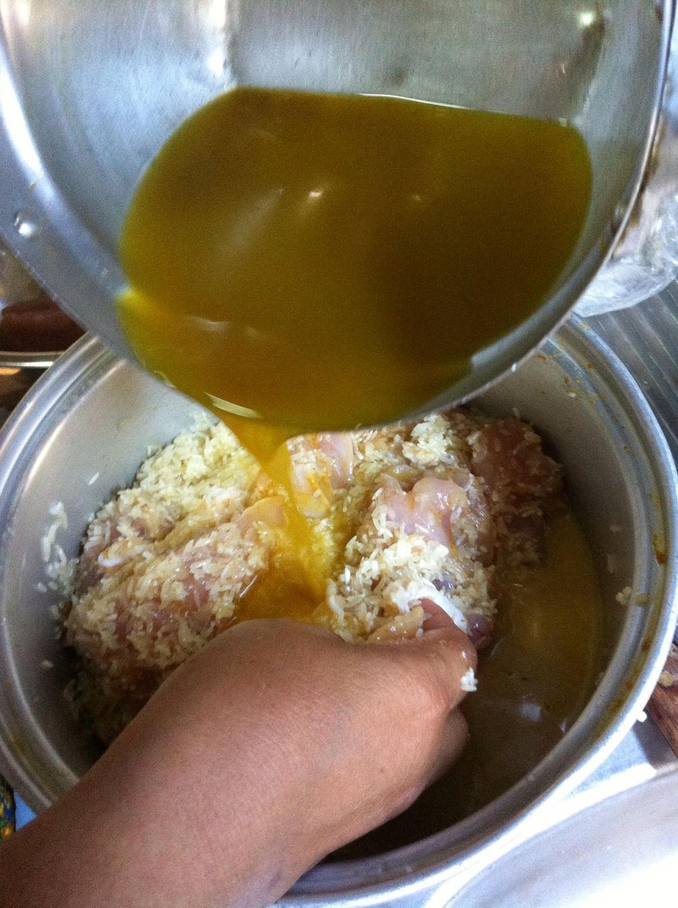 Put yellow sauce until overflow on rice.