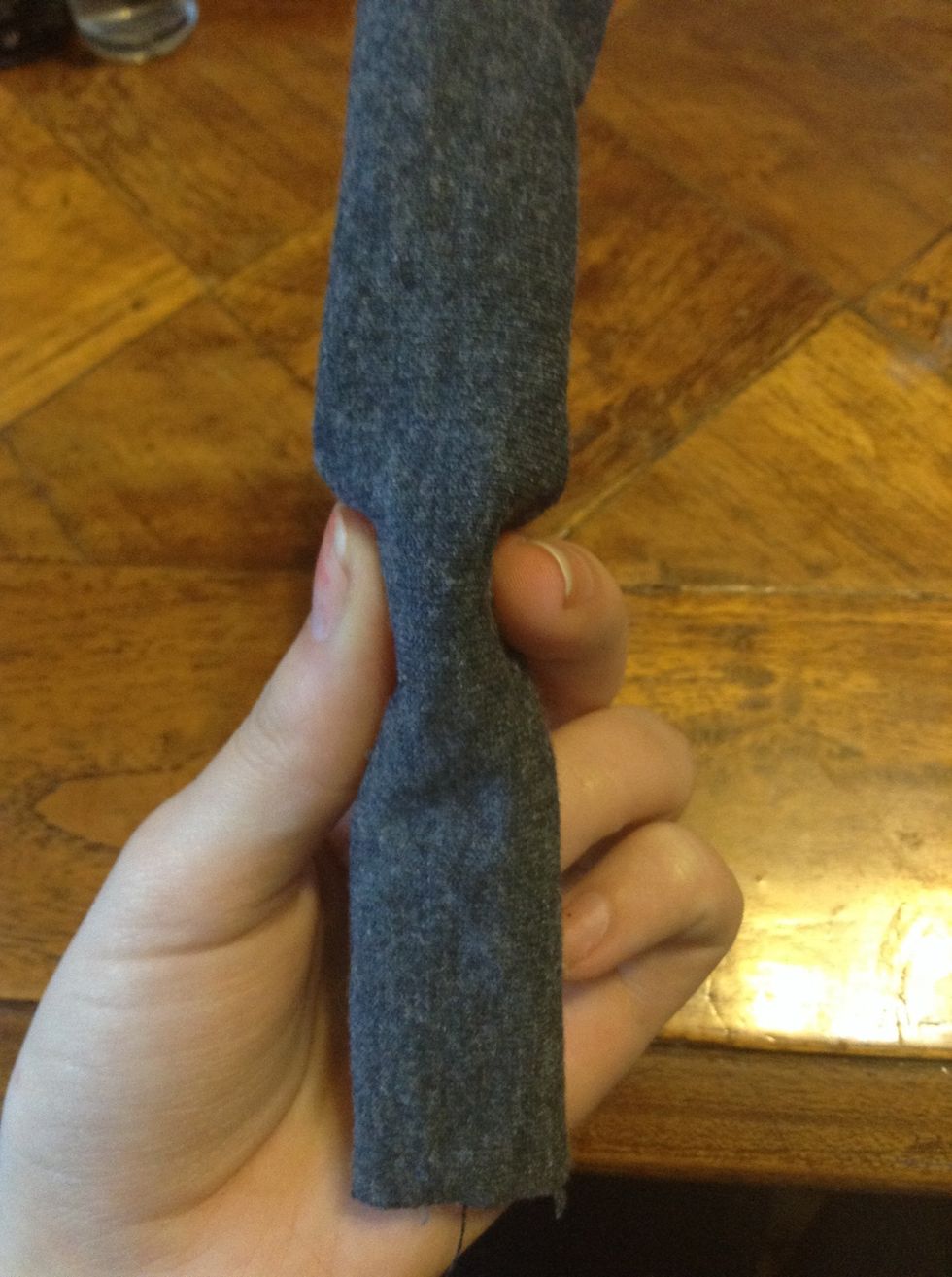Put your index finger in the seam and push up to make a little mountain