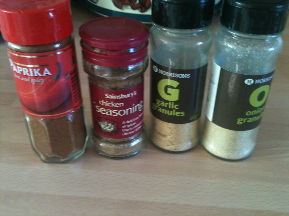 Put your oil in a biiiiig saucepan, then add the above powders to the oil to flavour it! Of course you can use real onions and garlic but I don't like them x)