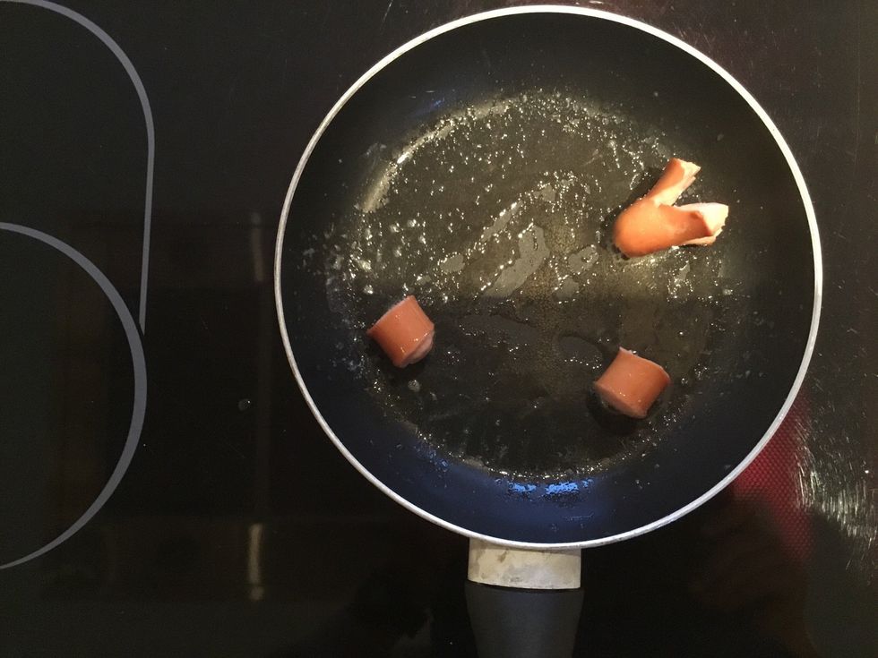 Put your sausage octopus into the hot pan and wait 1 and a half minutes