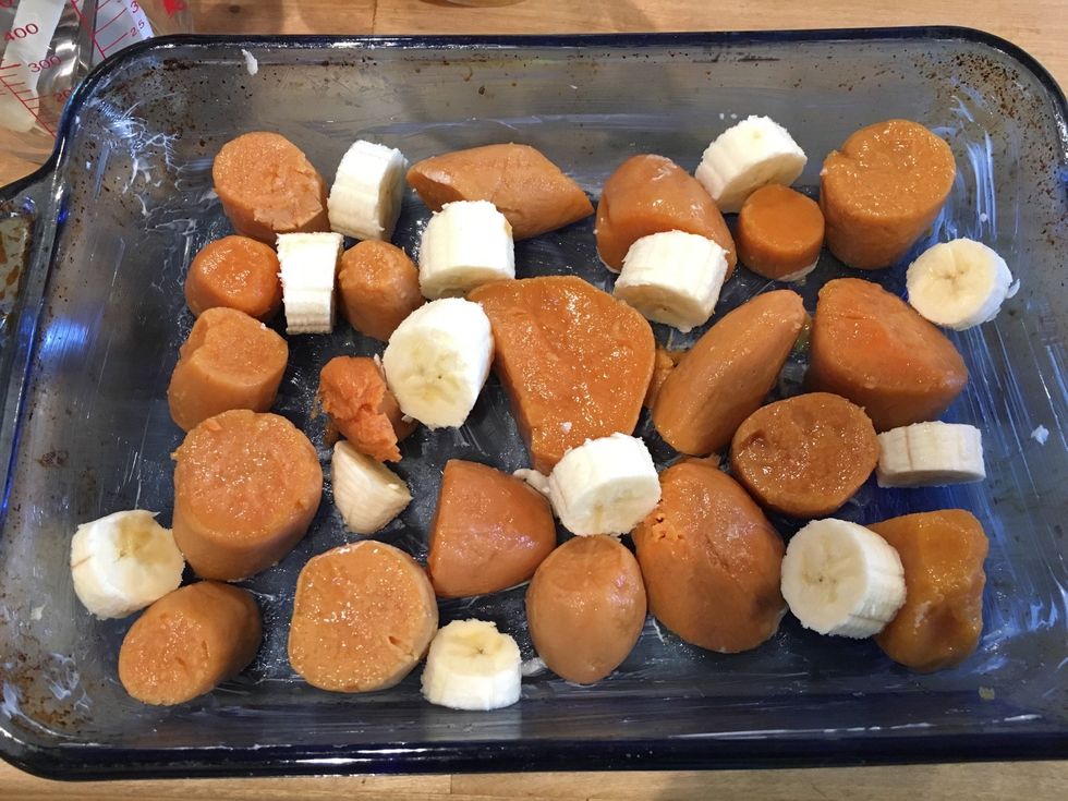 Put your sliced up yam inside with banana.