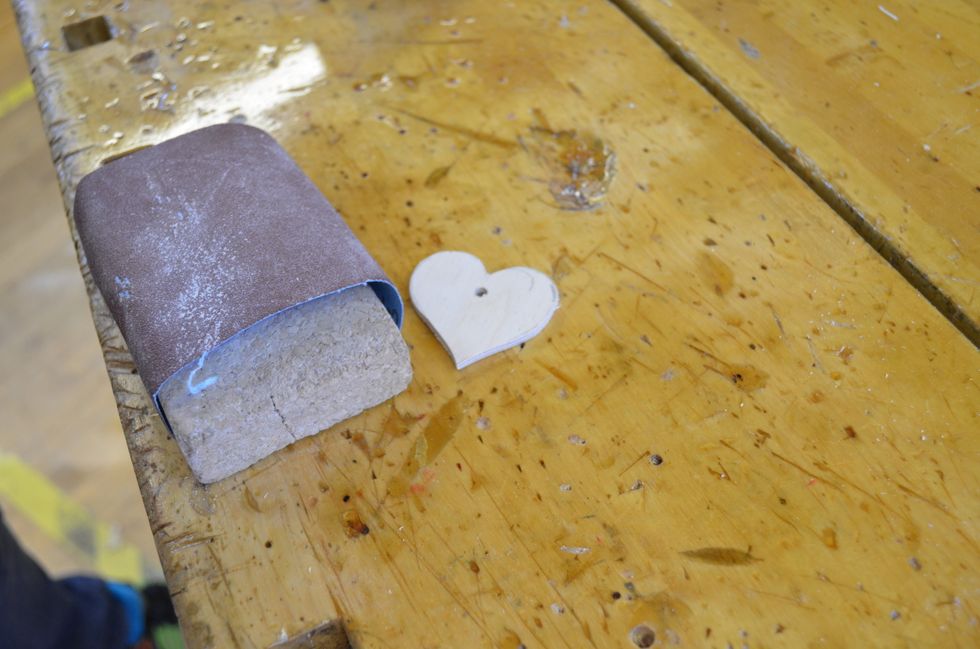 Putsa till kanterna med fil, slippapper och slipklots. Beroende pa\u030a formen sa\u030a kan du beho\u0308va slipa utan slipklots