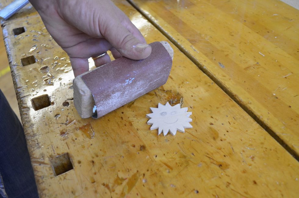 Putsa till kanterna med fil, slippapper och slipklots. Beroende pa\u030a formen sa\u030a kan du beho\u0308va slipa utan slipklots.