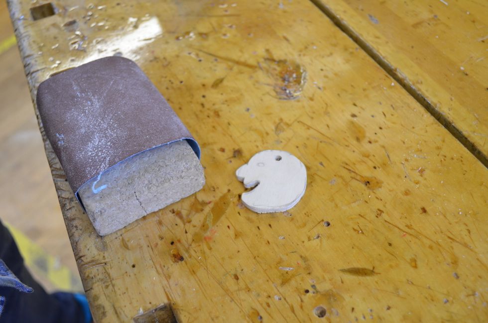 Putsa till kanterna med fil, slippapper och slipklots. Beroende pa\u030a formen sa\u030a kan du beho\u0308va slipa utan slipklots.
