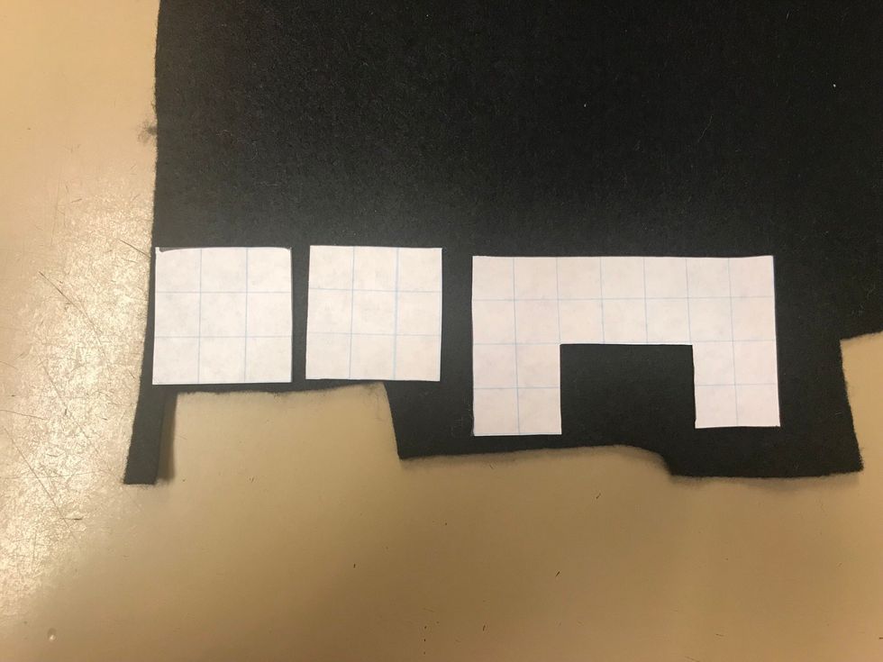 Pynta framsidan enligt din skiss och dina egna fo\u0308rslag pa\u030a lo\u0308sningar. Ex sy fast, limma, brodera. G\u00f6r en skiss f\u00f6r eventuella detaljer.