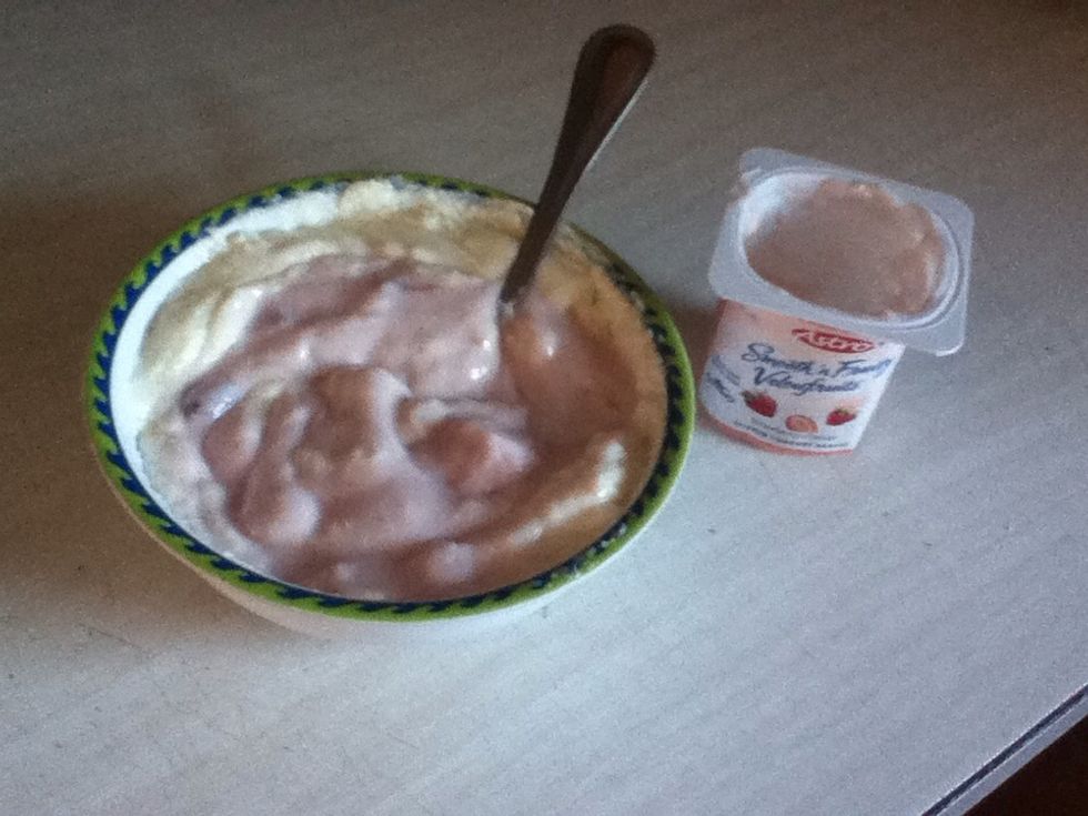 Quick tip: what I find with the cream cheese icing, is it Is very cream chees-y. So what I like to do is add yogurt! any kind is good, this is optional. :)