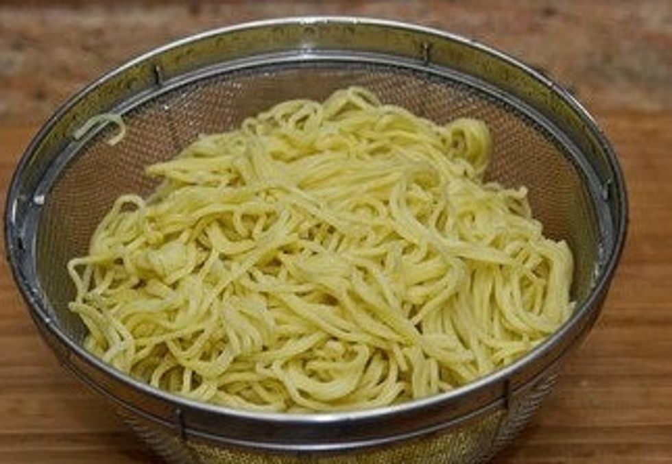 Quickly run hot water over yakisoba noodle to separate the noodle if they are stuck together from the package.