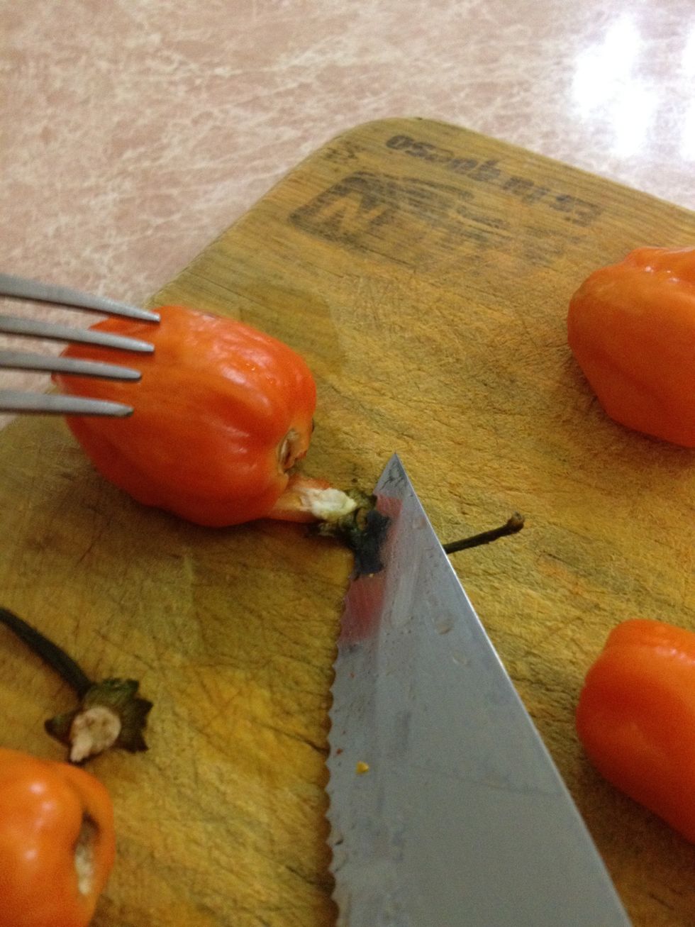 Quita los rabos cuidadosamente y sin tocar los chiles.