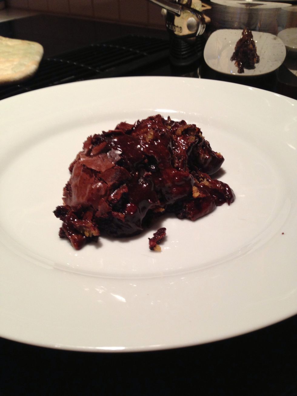 Quite del horno. Levante los brownies de la charola con el papel de aluminio. Corte las brownies y p\u00f3nganlos en un plato. Vac\u00ede un poco helado y s\u00edrvelos!