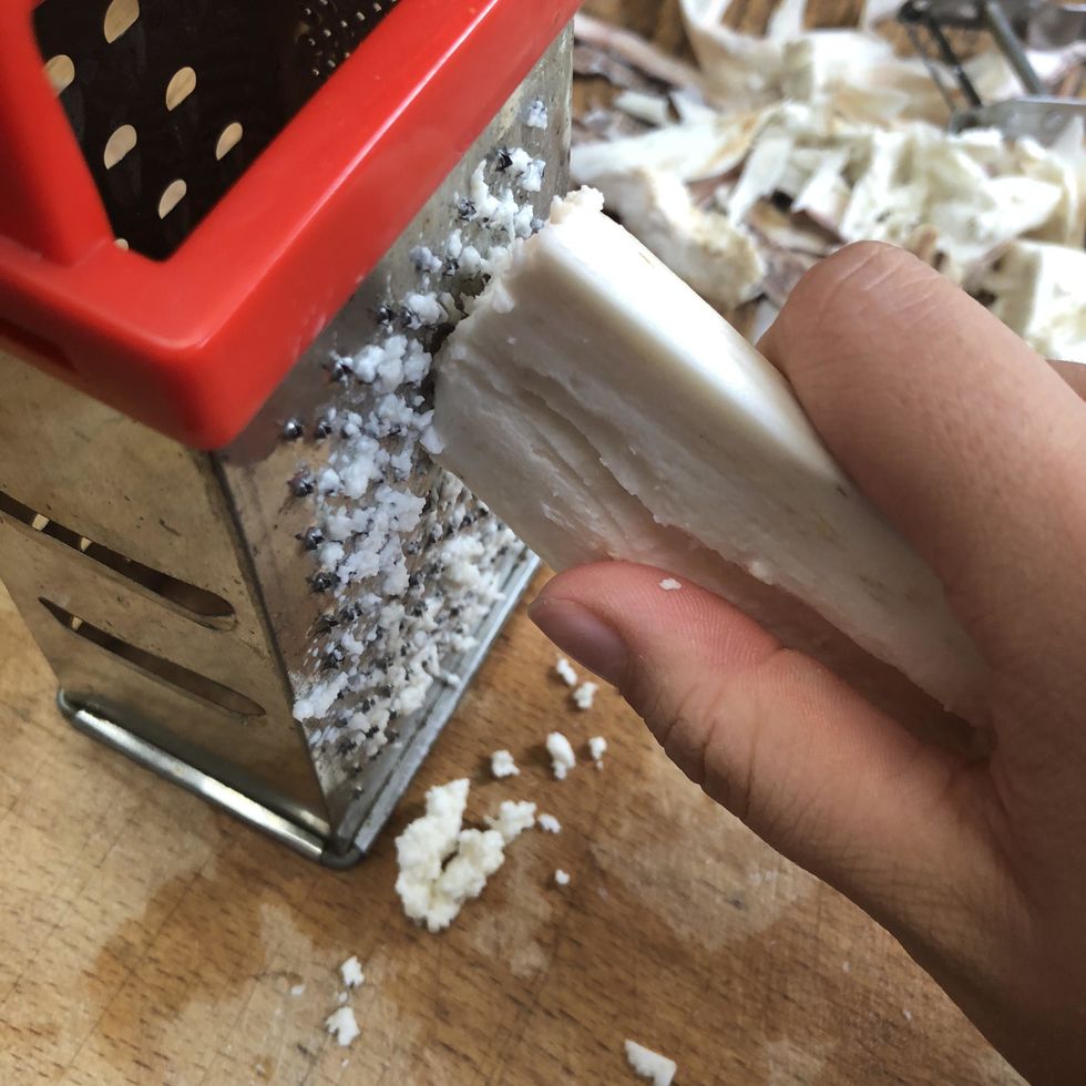 R\u00e2per le manioc (r\u00e2pe fine) : on obtient une sorte de pur\u00e9e.