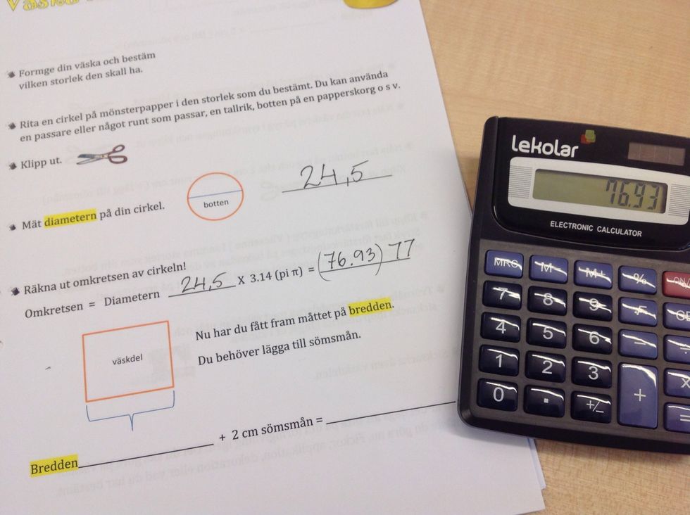 R\u00e4kna ut omkretsen p\u00e5 din cirkel genom att ta diametern x 3,14= omkretsen. I detta fallfall22424,524,5x3,14=76,93 avrunda till 77 cm. Avrunda till n\u00e4rmaste hel eller halv centimeter.