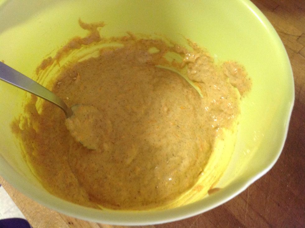 R\u00f6r ner mor\u00f6tterna och matolja i \u00e4ggsmeten och v\u00e4nd i mj\u00f6lblandningen i \u00e4ggblandningen, blanda f\u00f6rsiktigt. Mix Down the carrots and cooking oil with the egg batter, mix carefully.