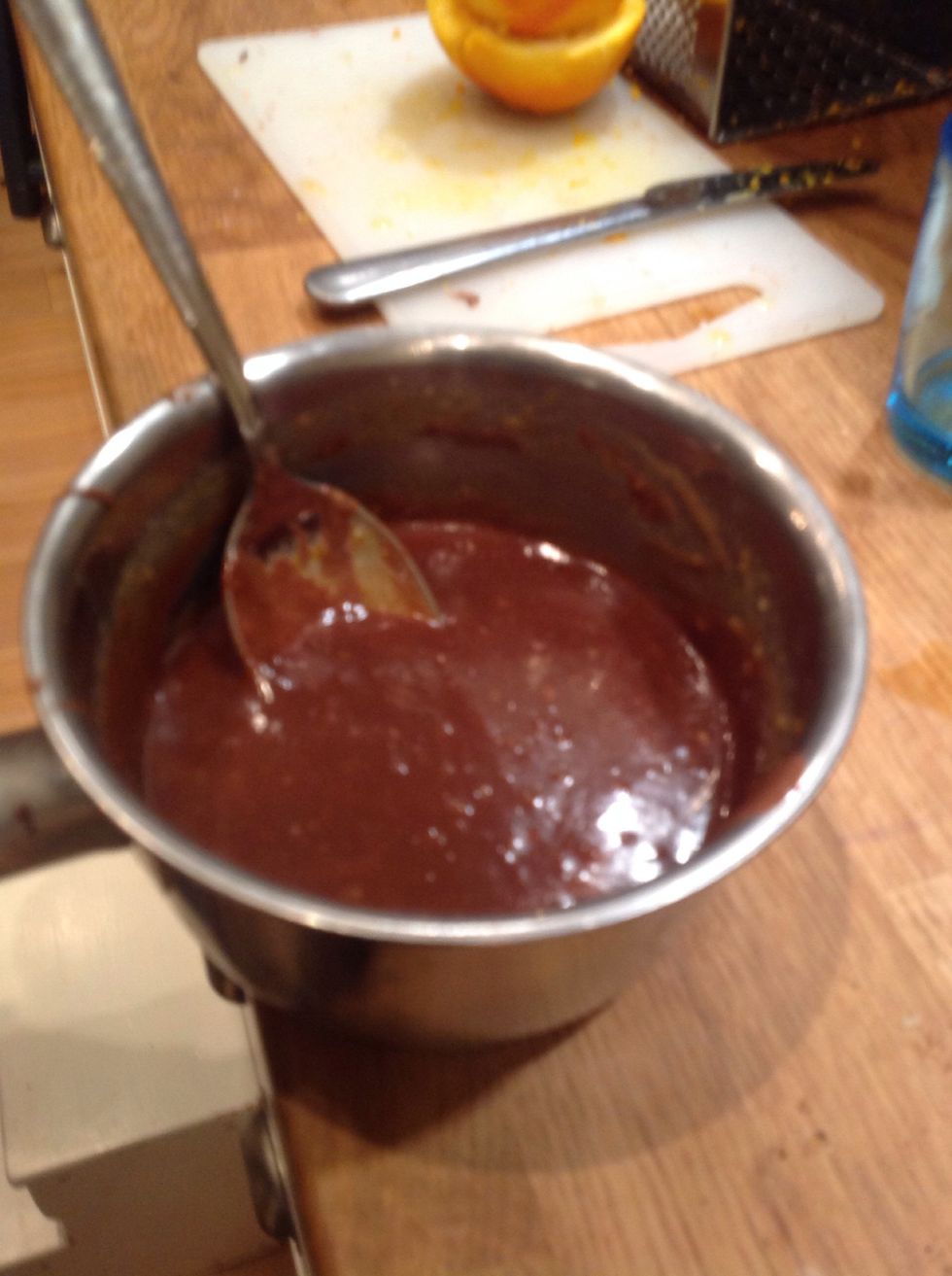 R\u00f6r om tills det blir en j\u00e4mn brun smet. Stir until it becomes a nice brown batter.