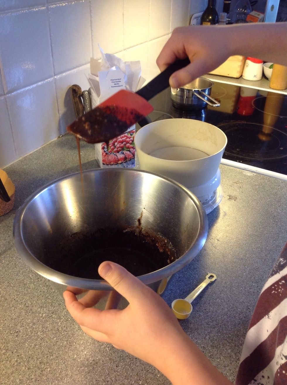 R\u00f6r tills alla klumpar \u00e4r borta, mix untill all the lumps are gone