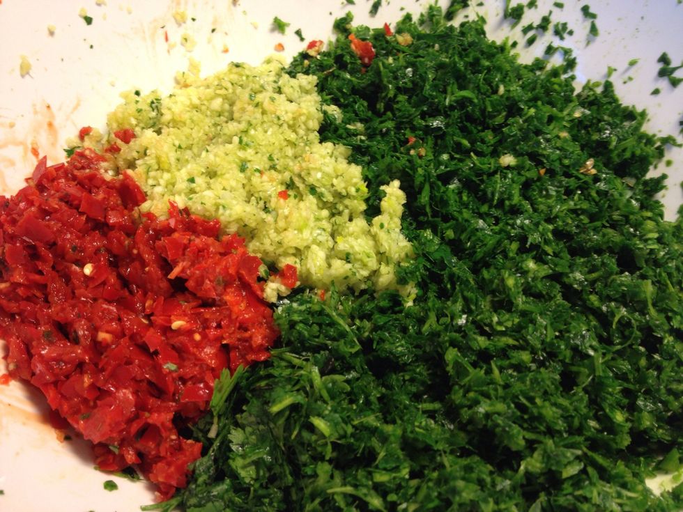 R\u00f8d chili frugt, presset hvidl\u00f8g, hakket bredbladet persille og finthakket top af bladselleri. Jeg har her tilf\u00f8jet lidt finthakket dild