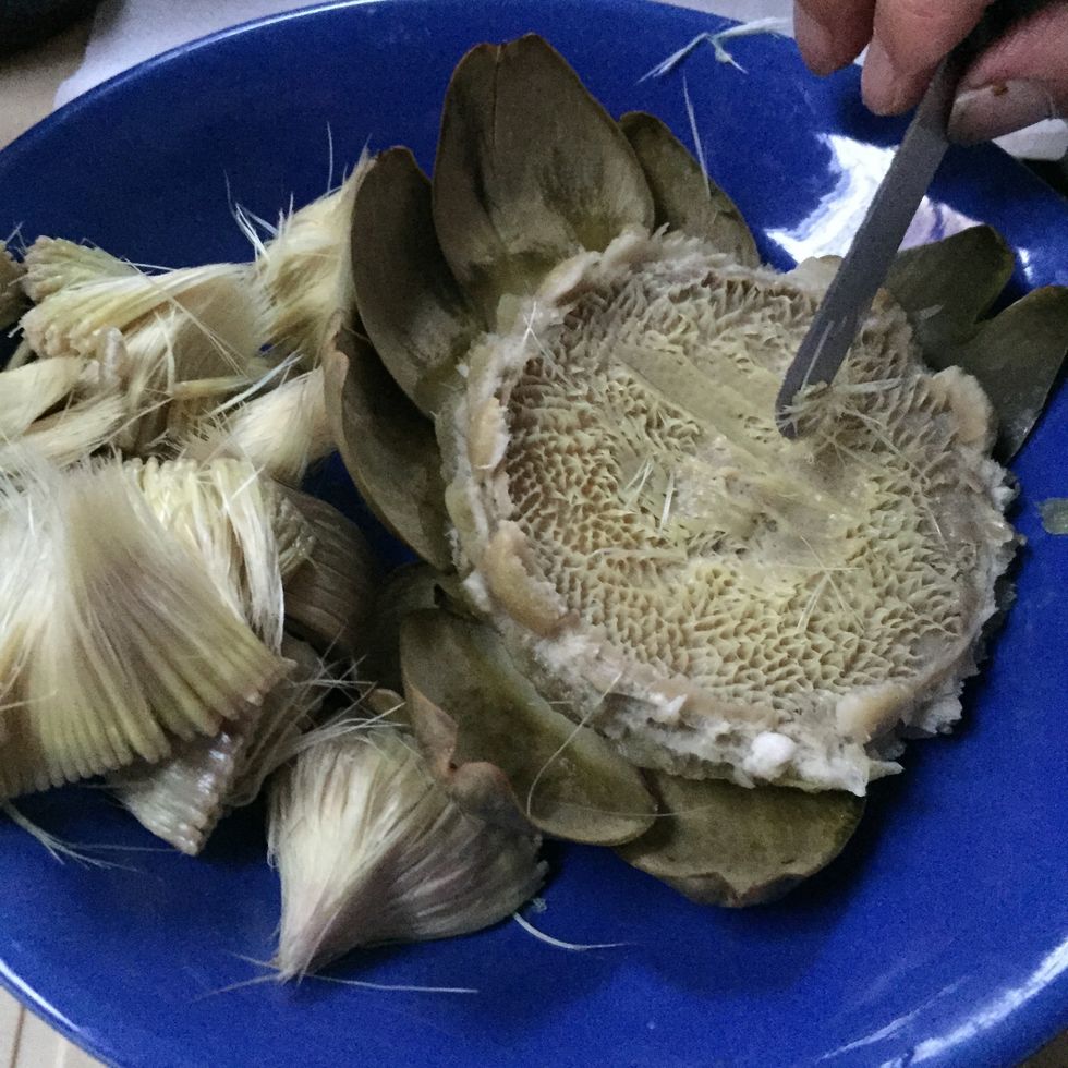 Raclez le c\u0153ur d'artichaut de fa\u00e7on \u00e0 retirer tout le foin. Il ne doit plus rester de poil !