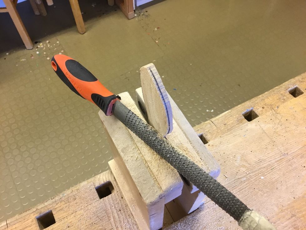 Raspa till den delen som du ska sm\u00f6ra med. Den ska vara smalare i den ena \u00e4ndan. Det kan vara bra att rita ut en linje i mitten p\u00e5 tr\u00e4biten s\u00e5 att man vet n\u00e4r man ska sluta raspa.