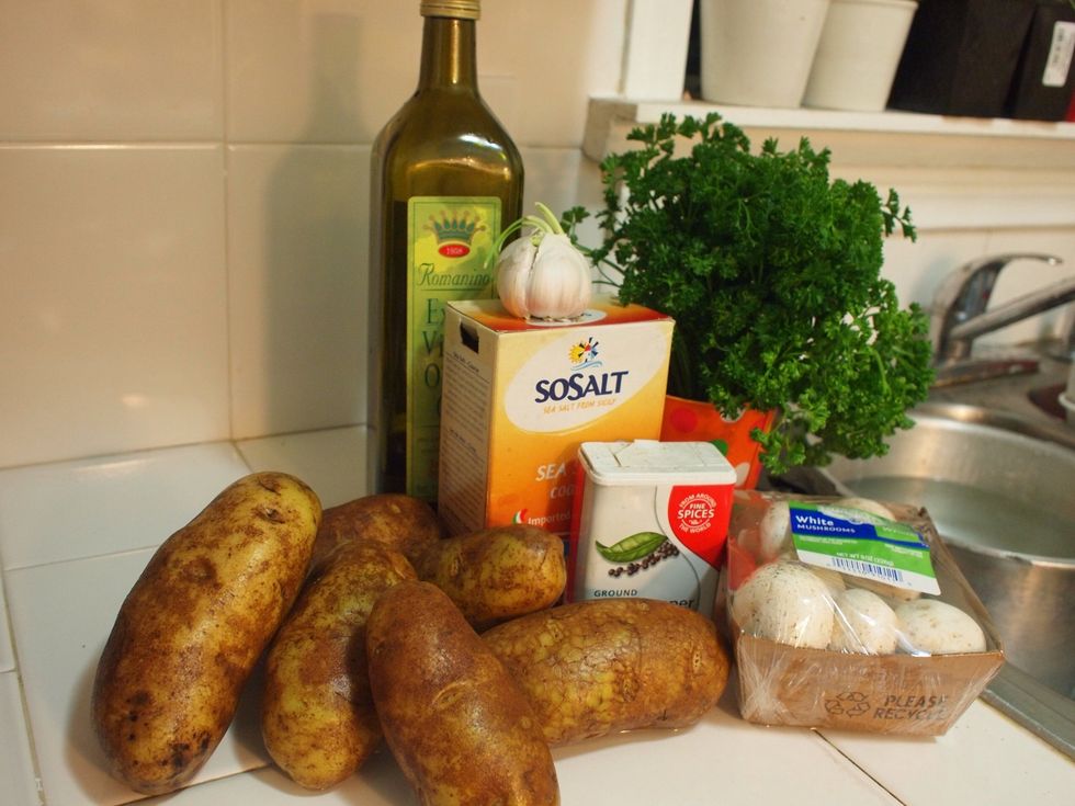 Rassemblez tous les ingr\u00e9dients: 1 Kg. des pommes des terres, L'huile d'olive, Des champignons, Des ails, Des persils, Sel et Poivre