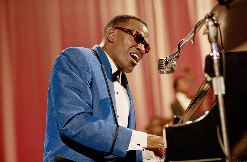 Ray Charles va viure els anys 1930-2004. Va ser un m\u00fasic cec de jazz que cantava i tocava el piano. A la seg\u00fcent fotografia es contempla a Ray Charles tocant el piano i cantant una can\u00e7\u00f3.