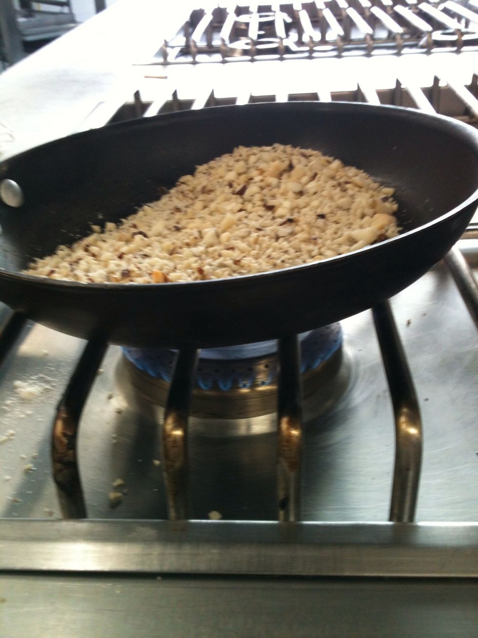 Rayar la zanahoria y tostar las nueces a fuego medio.