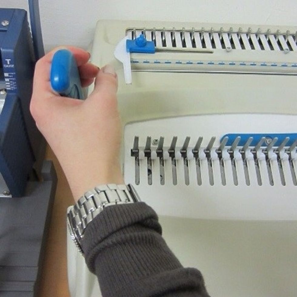 Razvu\u0107i spiralu tako da lijevom ru\u010dicom povu\u010dete lagano prema dolje