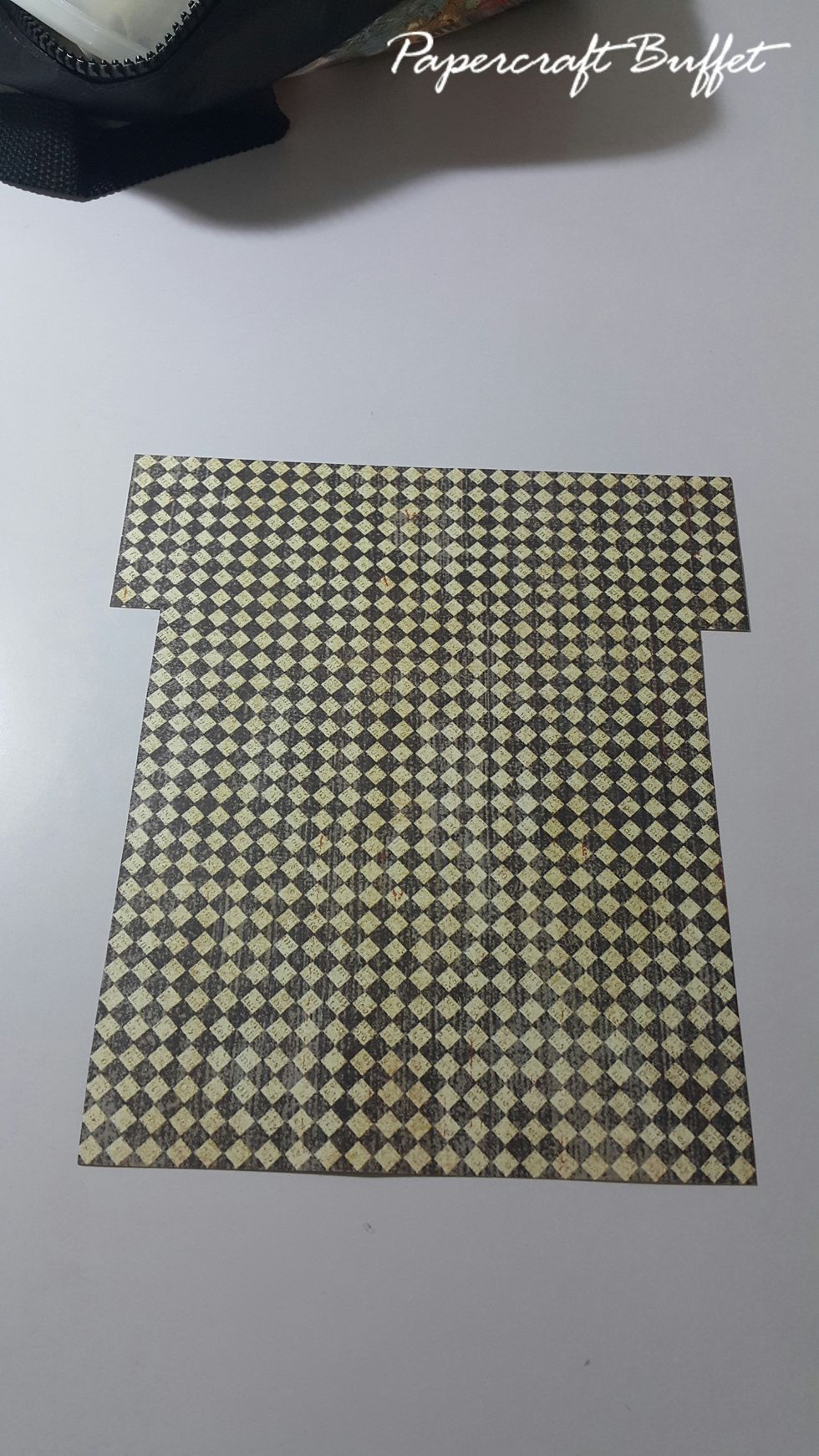 Ready a piece of paper 7"x6-1/4", cut out a part from the lower corners by 1/2"x5-1/8", as shown