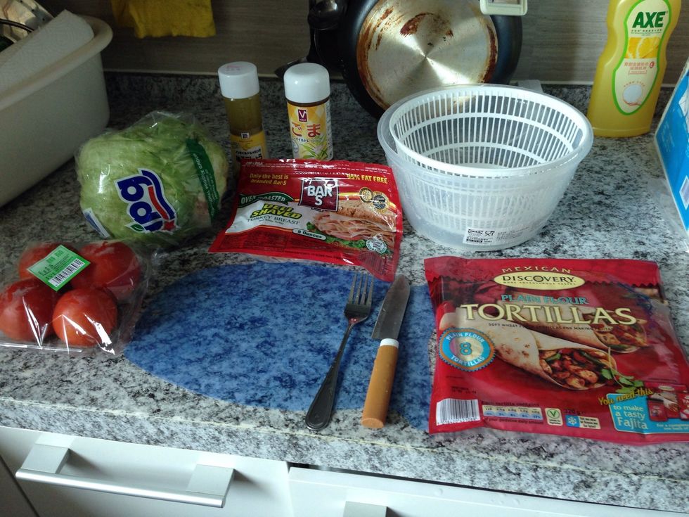 Ready all the ingredients and raw food.