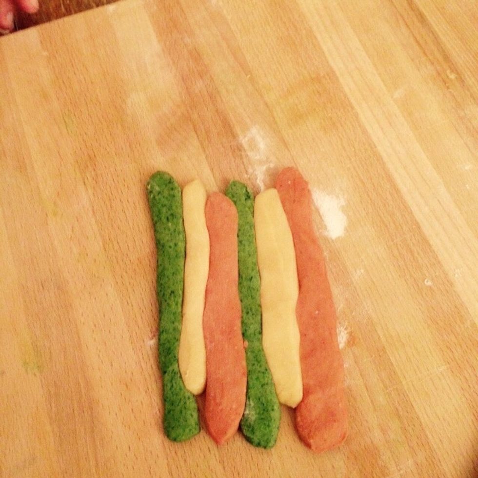 Ready to compose the flag. Cut some small quantities of dough and roll them into 6 even pipes. Press them together in the right order of the flag (Green - White - Red).