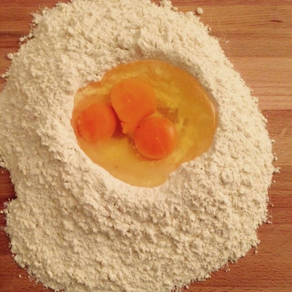 Ready to start the pasta dough. Calculate 1 to 1-1/2 egg per person, and 100g of flour per egg.