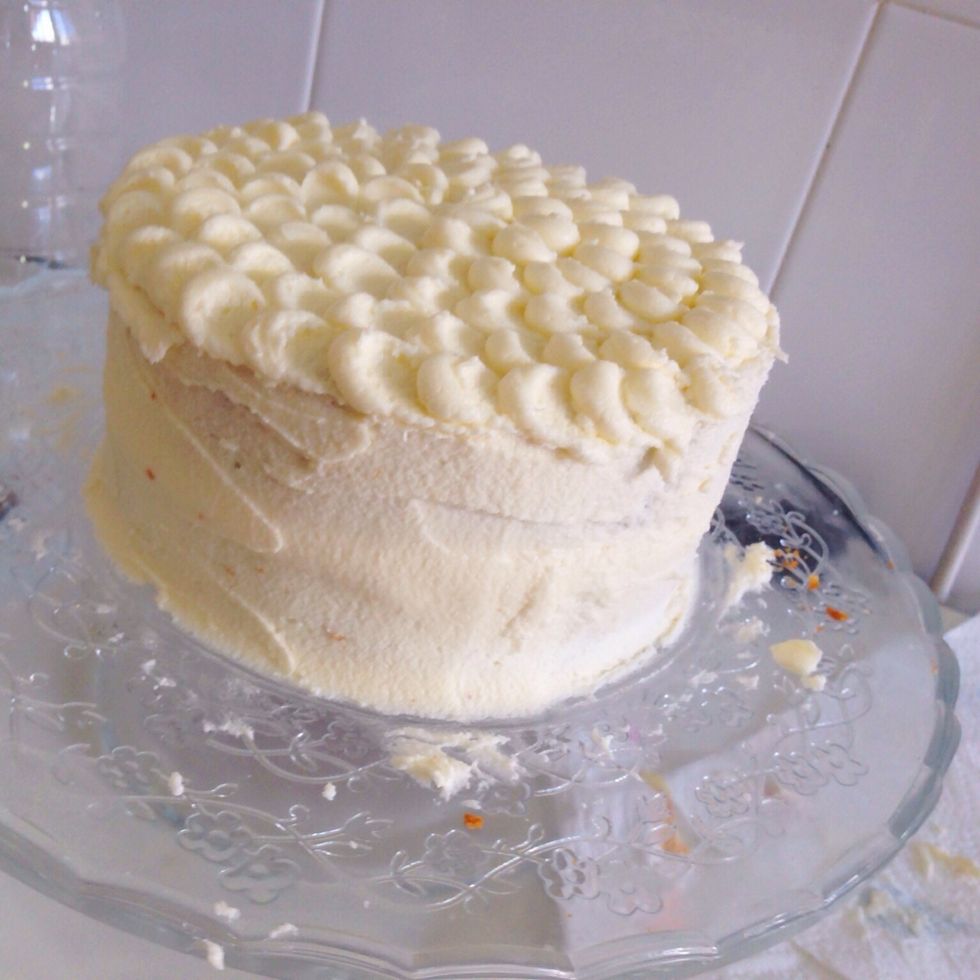 Realizar la decoraci\u00f3n con una esp\u00e1tula, utilizando una boquilla redonda vamos haciendo "pegotes" que con la esp\u00e1tula estiramos.