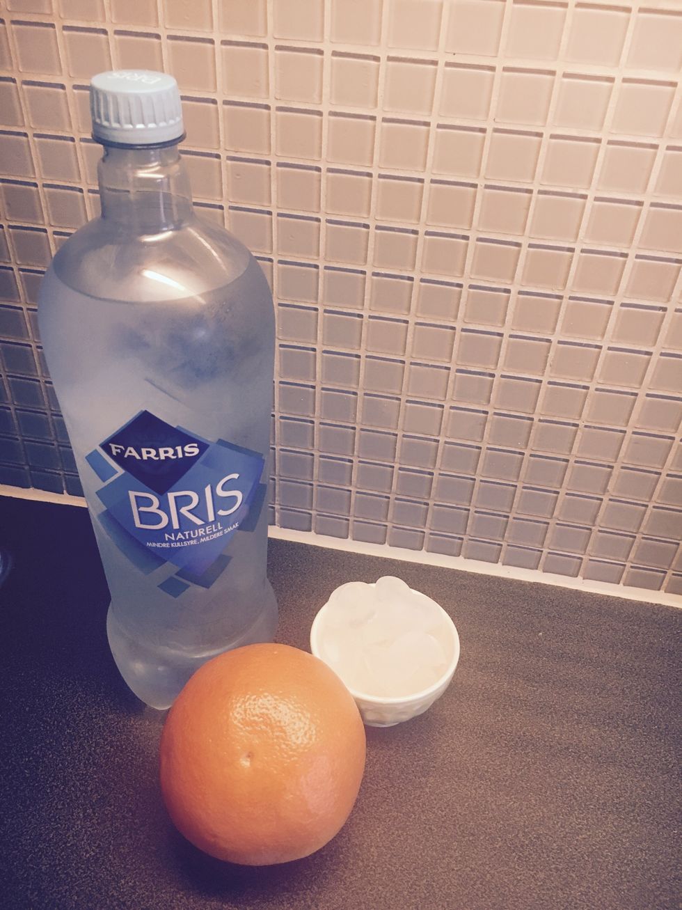 Recipe #2: detox water with semi-sparkling water and grapefruit. Ingredients: grapefruit, Ice, semi-sparkling water