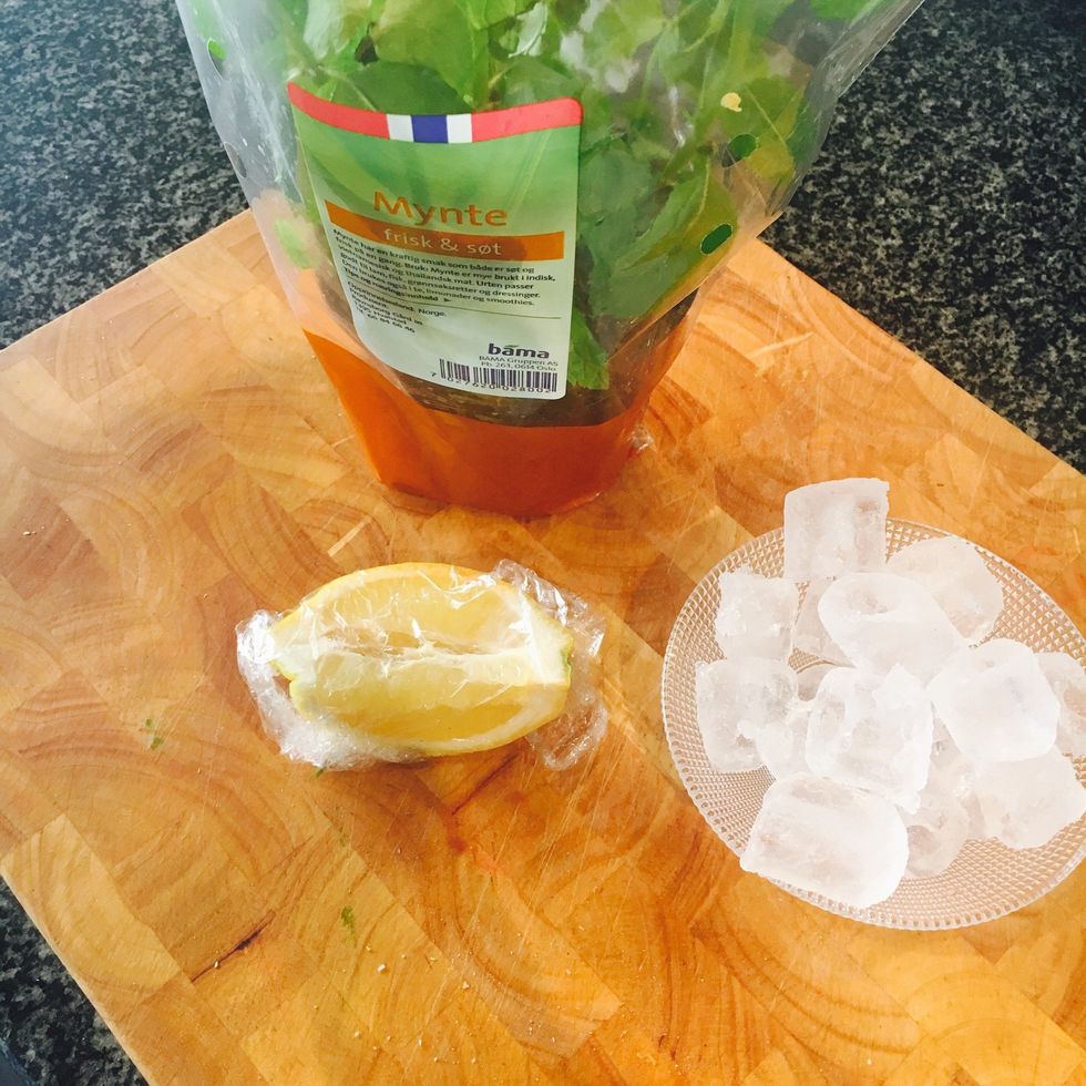 Recipe #3: detox water with lemon and mint Ingredients: 1/2 lemon, mint (1 handful), ice