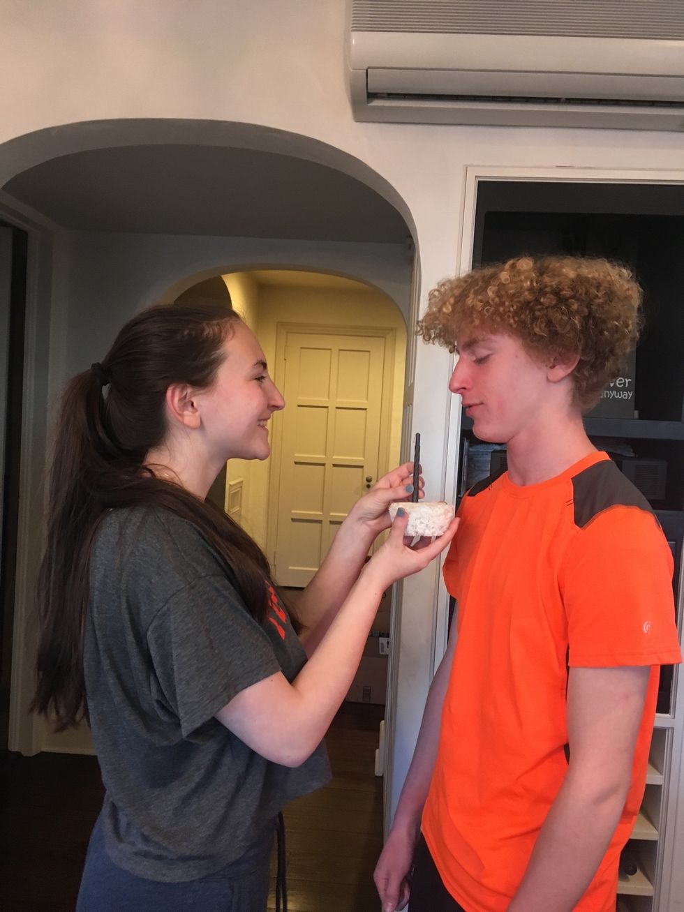 Recuerde el cumplea\u00f1os de su hermano.