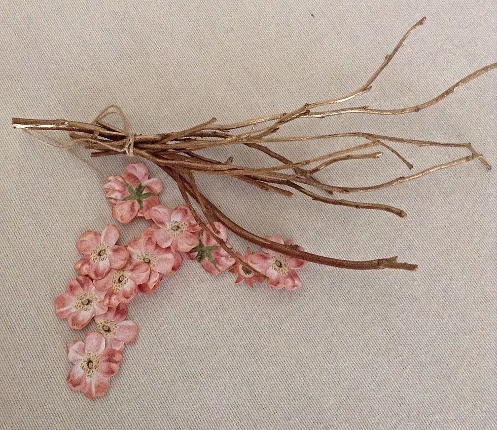 Recycled wood branches and some cut flowers of this collection