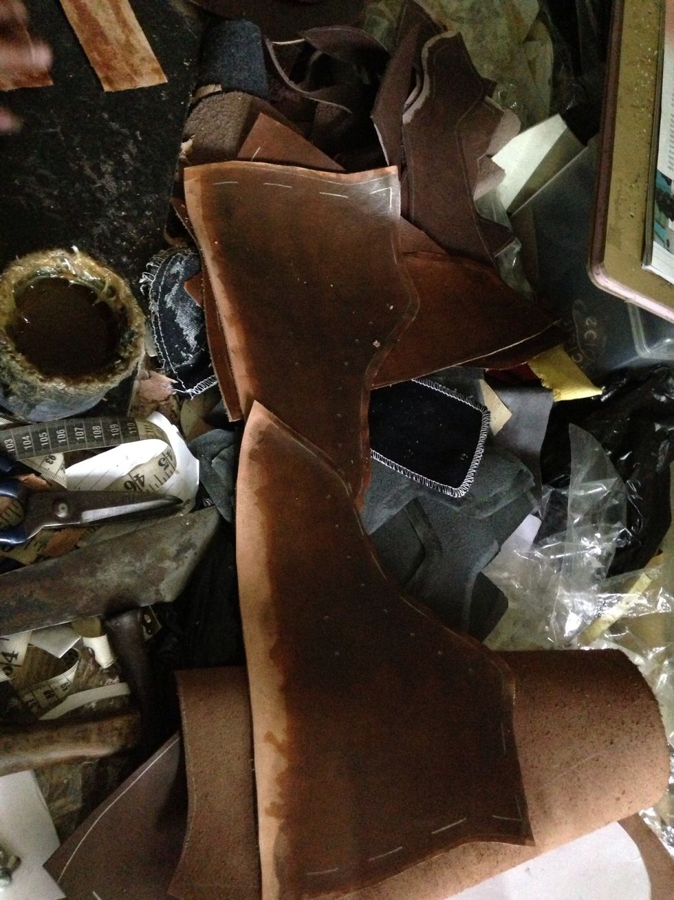 Redraw the eyelet and the sewing pattern on the leather..