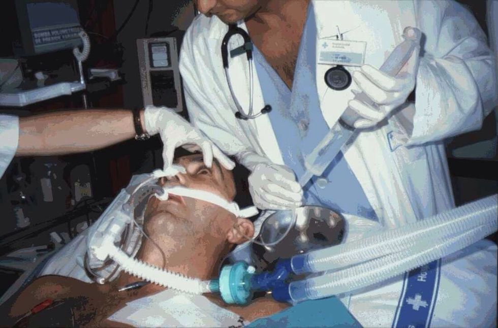 Reflejo oculovestibular  Elevar la cabecera 30' Inyecte agua en el conducto auditivo Vigile la desviaci\u00f3n de los ojos  Px comatoso con el tronco cerebral intacto se desv\u00edan hacia el o\u00eddo irrigado