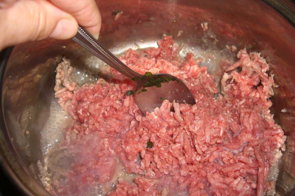 Refogue a carne moida.