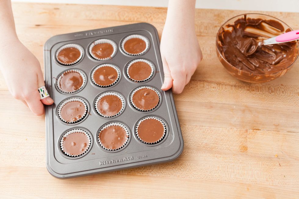 Refrigerate for 20 minutes until the chocolate is set.
