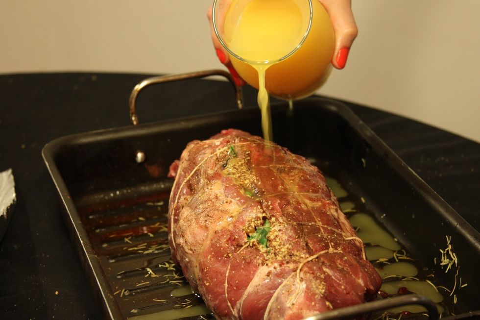 Regue o porco com o suco de laranja.