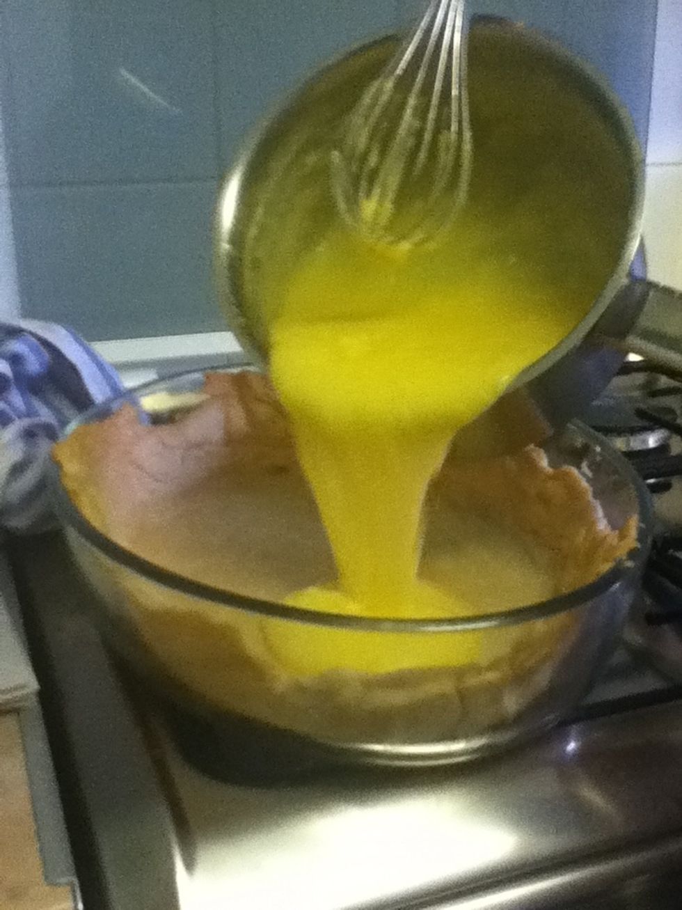 Reheat the lemon curd and put it the pastry.