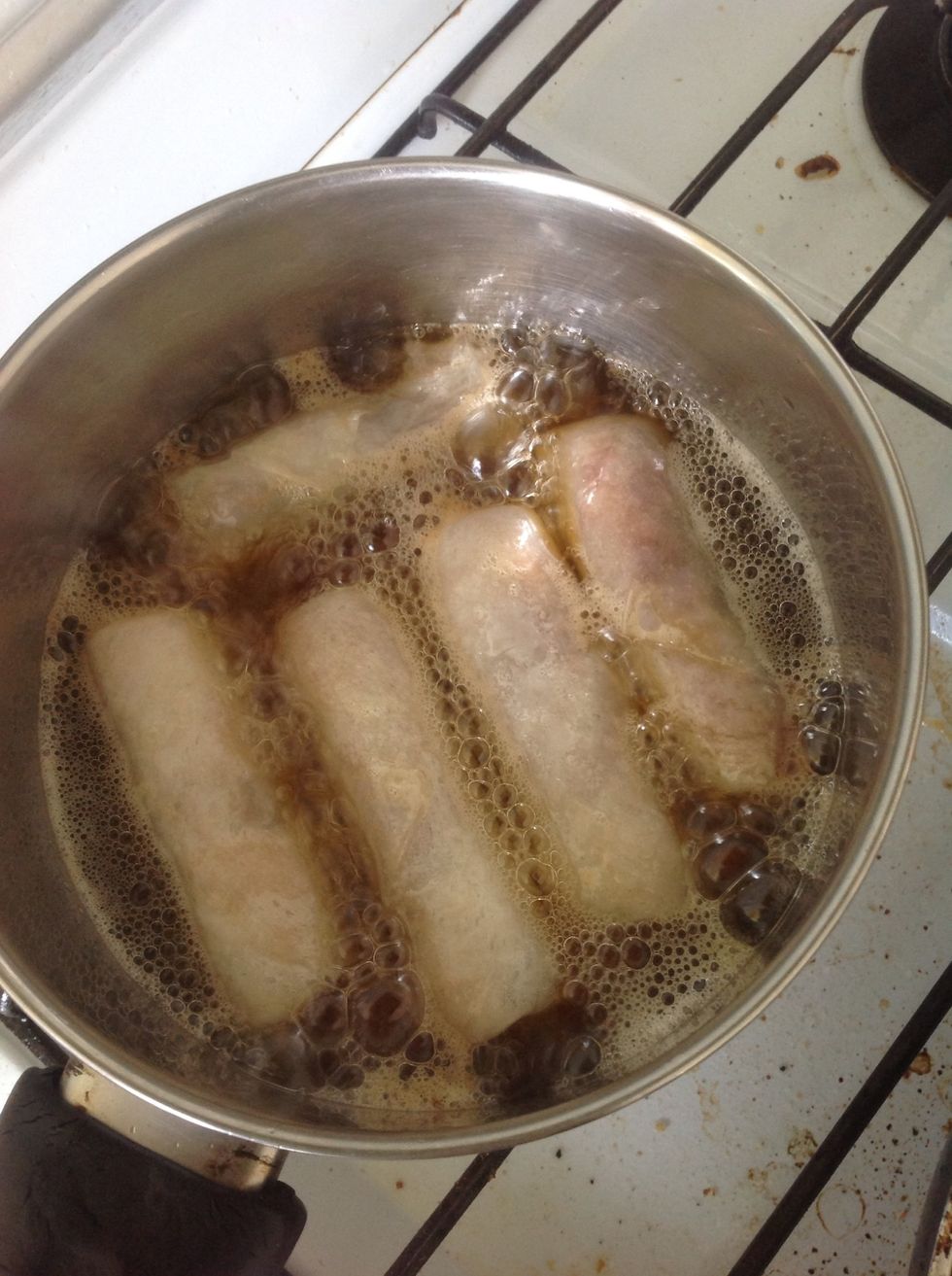 Remember, deep fried spring roll needs a lot of oil. So, use a small pan/pot. Make sure ur product is sinked deeply in oil. Wait for the first side is cooked through before turning to another side